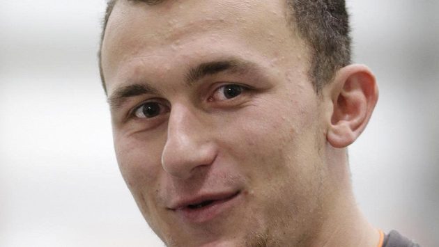 Všestranný sportovec Johnny Manziel zvládá vedle amerického fotbalu na vysoké úrovni i baseball. Všestranný sportovec Johnny Manziel zvládá vedle amerického fotbalu na vysoké úrovni i baseball.