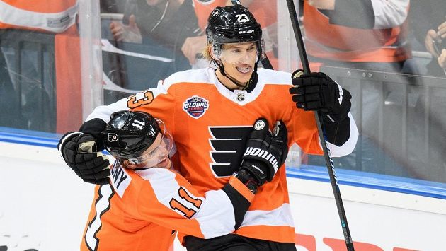 Hokejisté Philadelphie Travis Konecny (vlevo) a Oskar Lindblom oslavují gól během utkání NHL s Chicagem. Hokejisté Philadelphie Travis Konecny (vlevo) a Oskar Lindblom oslavují gól během utkání NHL s Chicagem.