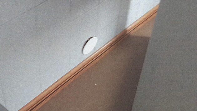 Díra ve zdi v laboratoři v Soči. Tudy měly putovat dopingové vzorky ruských sportovců. Díra ve zdi v laboratoři v Soči. Tudy měly putovat dopingové vzorky ruských sportovců.