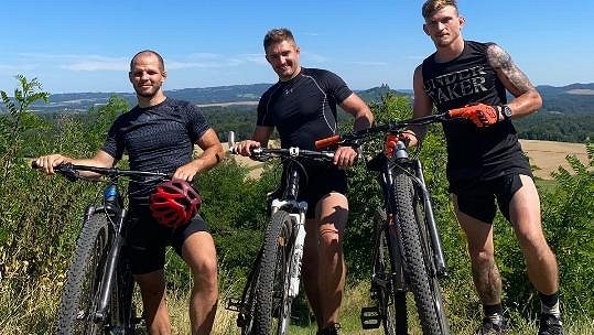 David Dvořák (vpravo) se svými trenéry Jakubem Kašparem a Honzou Maršálkem. David Dvořák (vpravo) se svými trenéry Jakubem Kašparem a Honzou Maršálkem.