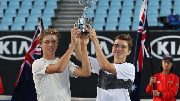 Čeští tenisté Jonáš Forejtek (vpravo) a Dalibor Svrčina s trofejí pro vítěze juniorské čtyřhry na Australian Open. Čeští tenisté Jonáš Forejtek (vpravo) a Dalibor Svrčina s trofejí pro vítěze juniorské čtyřhry na Australian Open.