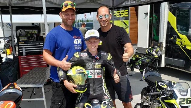 Lukáš Pešek má zkušenosti z elitních závodů MS silničních motocyklů, ve Víťovi Markovi, který jezdí motokros, vidí ohromný talent. Lukáš Pešek má zkušenosti z elitních závodů MS silničních motocyklů, ve Víťovi Markovi, který jezdí motokros, vidí ohromný talent.