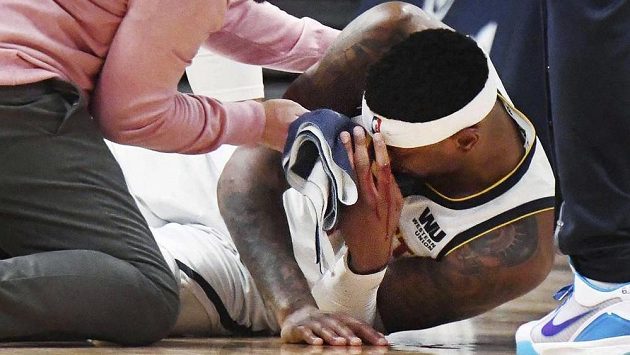 Torrey Craig utrpěl během zápasu Denver - Portland ošklivě vypadající zranění. Torrey Craig utrpěl během zápasu Denver - Portland ošklivě vypadající zranění.
