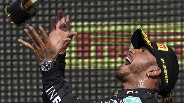Hamilton se rozjel při oslavách, sklidil kritiku. Za neuctivé a nesportovní označil nizozemský jezdec Max Verstappen vítězné oslavy Lewise Hamiltona po Velké ceně Británie Hamilton se rozjel při oslavách, sklidil kritiku. Za neuctivé a nesportovní označil nizozemský jezdec Max Verstappen vítězné oslavy Lewise Hamiltona po Velké ceně Británie