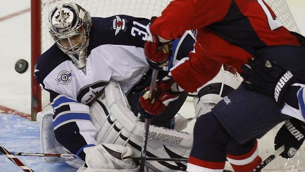 Brankář Winnipegu Ondřej Pavelec likviduje střelu v zápase s Washingtonem. Brankář Winnipegu Ondřej Pavelec likviduje střelu v zápase s Washingtonem.