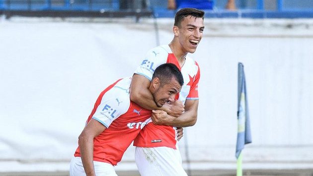 Fotbalisté Slavie Praha Ivan Schranz a Petar Musa oslavují první gól během utkání 2. kola Fortuna ligy v Teplicích. Fotbalisté Slavie Praha Ivan Schranz a Petar Musa oslavují první gól během utkání 2. kola Fortuna ligy v Teplicích.