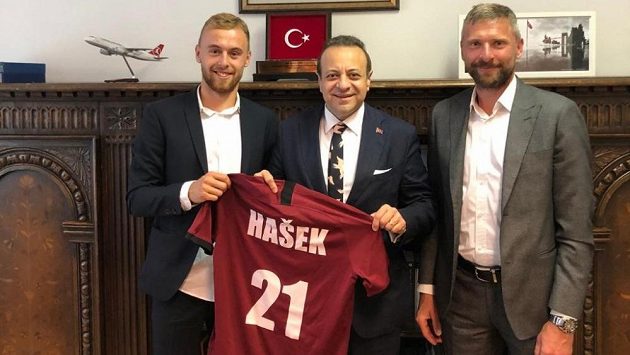 Fotbalista Martin Hašek mladší navštívil spolu se svým otcem tureckou ambasádu. Jako dres přinesl velvyslanci sparťanský dres. Ambasáda na oplátku na sociálních sítích zveřejnila, že bude fotbalista brzy hrát v turecké lize. Fotbalista Martin Hašek mladší navštívil spolu se svým otcem tureckou ambasádu. Jako dres přinesl velvyslanci sparťanský dres. Ambasáda na oplátku na sociálních sítích zveřejnila, že bude fotbalista brzy hrát v turecké lize.