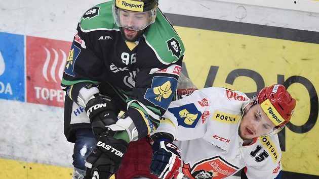 Zdeněk Čáp z Hradce Králové (vpravo) v souboji s Richardem Jarůškem z Mladé Boleslavi. Zdeněk Čáp z Hradce Králové (vpravo) v souboji s Richardem Jarůškem z Mladé Boleslavi.