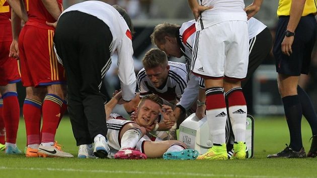 Marco Reus (na trávníku) se zranil v přípravném duelu proti Arménii. Marco Reus (na trávníku) se zranil v přípravném duelu proti Arménii.