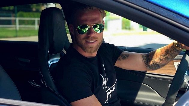 Tomáš Kalas za volantem silného vozu. Fotbalista netají, že automobilový průmysl by ho po skončení kariéry velmi lákal... Tomáš Kalas za volantem silného vozu. Fotbalista netají, že automobilový průmysl by ho po skončení kariéry velmi lákal...