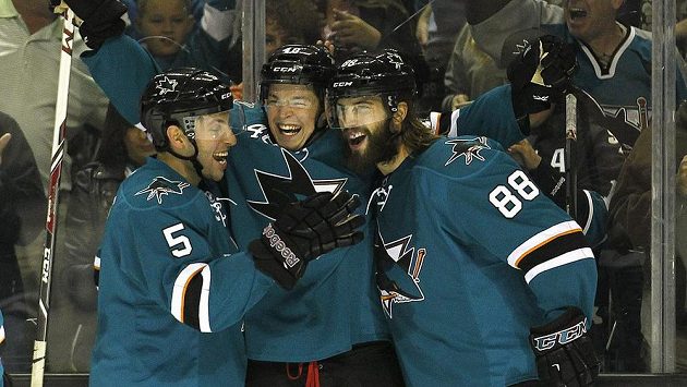 Hertl (uprostřed) oslavuje svůj druhý zásah proti Phoenixu. Radují se s ním spoluhráči Jason Demers (5) a Brent Burns (88). Hertl (uprostřed) oslavuje svůj druhý zásah proti Phoenixu. Radují se s ním spoluhráči Jason Demers (5) a Brent Burns (88).