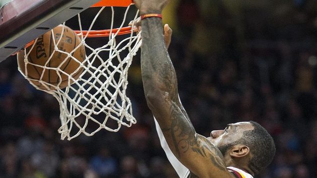 LeBron James z Clevelandu smečuje při zápase NBA s New Orleans, v utkání překonal dvouciferný počet bodů v 867. zápase v řadě a předstihl tak legendárního Michaela Jordana. LeBron James z Clevelandu smečuje při zápase NBA s New Orleans, v utkání překonal dvouciferný počet bodů v 867. zápase v řadě a předstihl tak legendárního Michaela Jordana.
