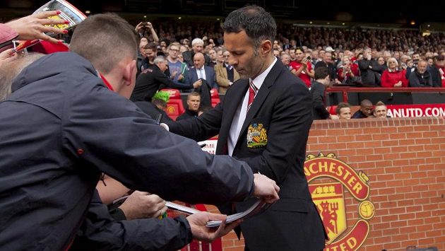 Dočasný kouč Manchesteru United Ryan Giggs se podepisuje fanouškům. Dočasný kouč Manchesteru United Ryan Giggs se podepisuje fanouškům.