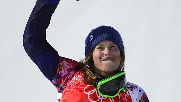 Samková se ani po květinovém ceremoniálu stále nemohla nabažit svého velkého vítězství. Samková se ani po květinovém ceremoniálu stále nemohla nabažit svého velkého vítězství.