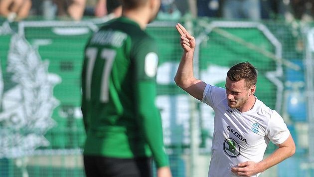 Antonín Křapka (vzadu) z Mladé Boleslavi slaví svůj první ligový gól v zápase s Jabloncem. Antonín Křapka (vzadu) z Mladé Boleslavi slaví svůj první ligový gól v zápase s Jabloncem.