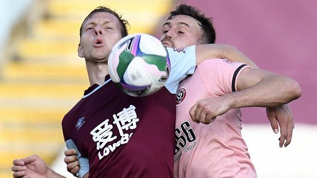 Matěj Vydra z Burnley (vlevo) a Jack Robinson z Sheffieldu United. Matěj Vydra z Burnley (vlevo) a Jack Robinson z Sheffieldu United.