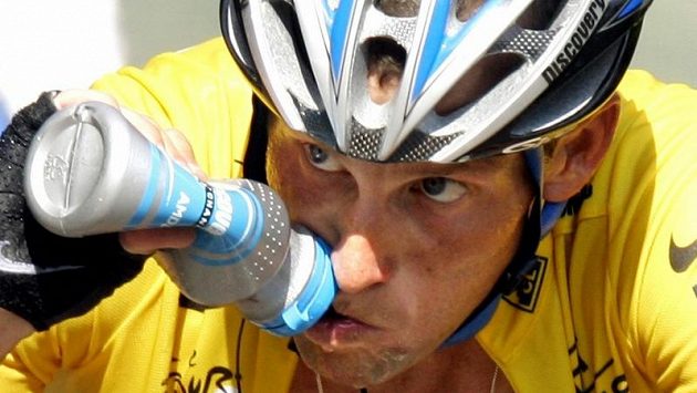 Lance Armstrong před sedmi lety netušil, že o všechny své triumfy přijde. Lance Armstrong před sedmi lety netušil, že o všechny své triumfy přijde.