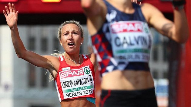 Eva Vrabcová Nývltová dobíhá do cíle maratónu v Berlíně jako třetí. Eva Vrabcová Nývltová dobíhá do cíle maratónu v Berlíně jako třetí.