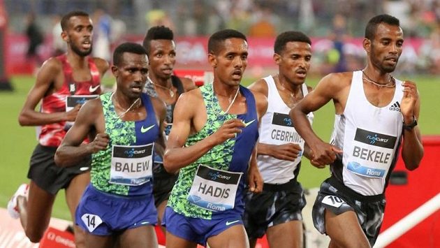 Etiopský vytrvalec Abadi Hadis (třetí zprava) na snímku z loňského závodu Diamantové ligy v Římě na 5000 m, vepředu jeho krajan Telahun Haile Bekele. Etiopský vytrvalec Abadi Hadis (třetí zprava) na snímku z loňského závodu Diamantové ligy v Římě na 5000 m, vepředu jeho krajan Telahun Haile Bekele.