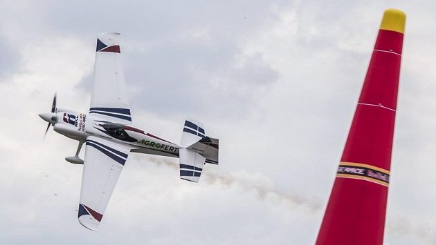 Martin Šonka prolétává trať Red Bull Air Race na slavném závodišti v Ascotu. Martin Šonka prolétává trať Red Bull Air Race na slavném závodišti v Ascotu.