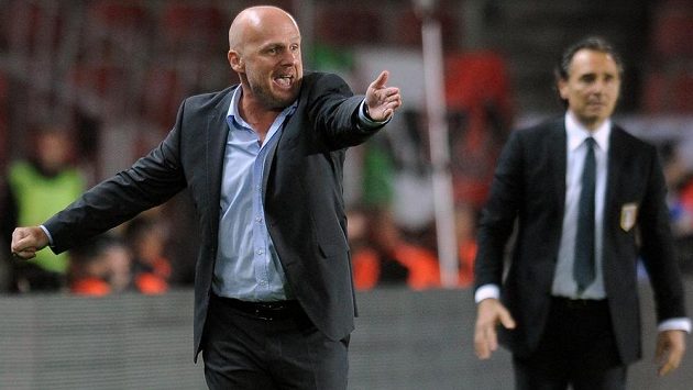 Trenér reprezentace Michal Bílek (vlevo) a trenér Itálie Cesare Prandelli. Trenér reprezentace Michal Bílek (vlevo) a trenér Itálie Cesare Prandelli.
