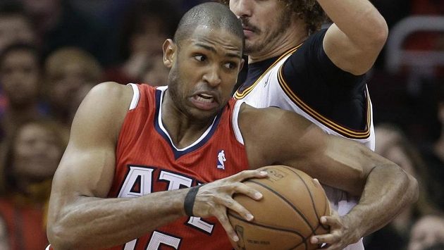 Basketbalista Atlanty Hawks Al Horford (v červeném dresu) v utkání proti Clevelandu. Basketbalista Atlanty Hawks Al Horford (v červeném dresu) v utkání proti Clevelandu.
