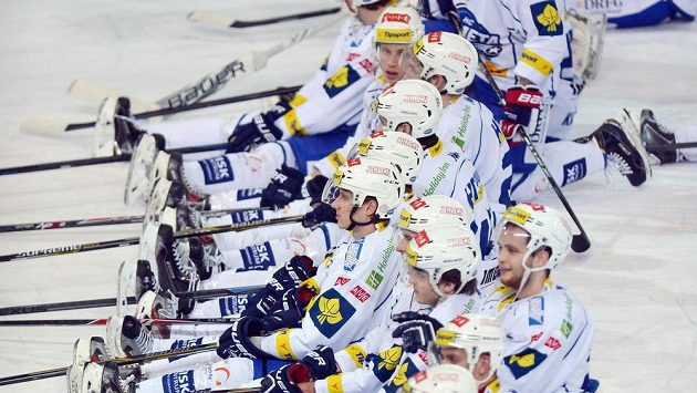 Hráči Komety se radují s fanoušky. Hráči Komety se radují s fanoušky.