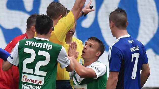 Hlavní rozhodčí Mattias Gestranius z Finska ukazuje červenou kartu jabloneckému útočníkovi Stanislavovi Teclovi (druhý zprava). Hlavní rozhodčí Mattias Gestranius z Finska ukazuje červenou kartu jabloneckému útočníkovi Stanislavovi Teclovi (druhý zprava).