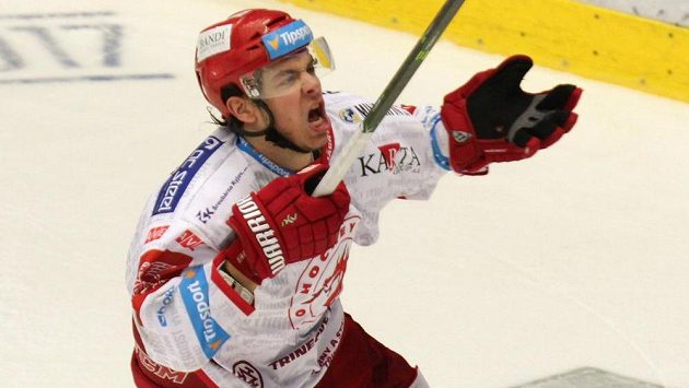 Třinecký David Cienciala se raduje z vítězného gólu v síti chomutovských Pirátů ve čtvrtfinále play off hokejové extraligy. Třinecký David Cienciala se raduje z vítězného gólu v síti chomutovských Pirátů ve čtvrtfinále play off hokejové extraligy.