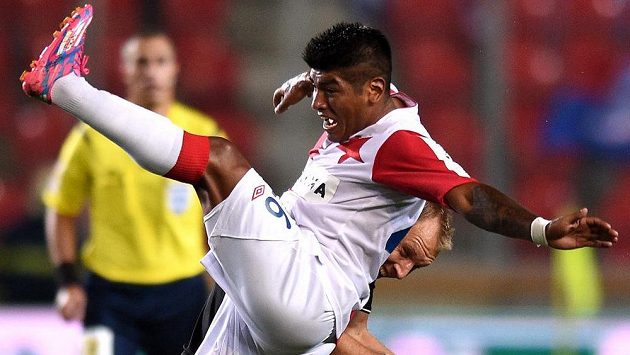 Slávistický záložník Aldo Baéz (vpředu) v souboji s plzeňským středopolařem Danielem Kolářem. Slávistický záložník Aldo Baéz (vpředu) v souboji s plzeňským středopolařem Danielem Kolářem.