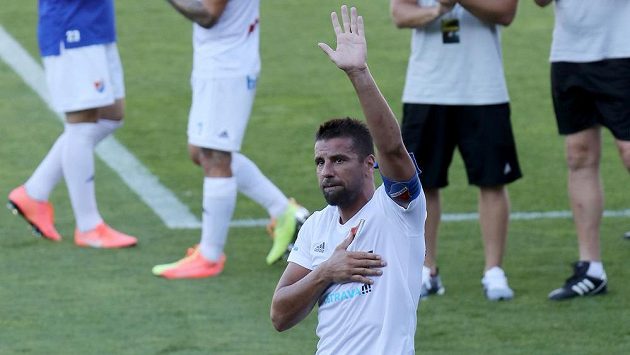 Milan Baroš z Ostravy (vpředu) se loučí s fanoušky v závěru svého posledního zápasu. Milan Baroš z Ostravy (vpředu) se loučí s fanoušky v závěru svého posledního zápasu.