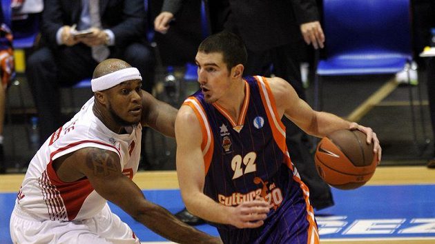 Nymburský hráč Eugene Lawrence (vlevo) a Nando de Colo z celku Valencie. Nymburský hráč Eugene Lawrence (vlevo) a Nando de Colo z celku Valencie.