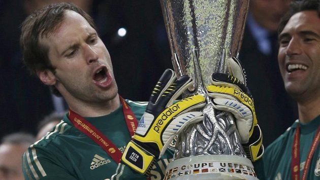 Brankář Chelsea Petr Čech se raduje s pohárem pro vítěze Evropské ligy. Brankář Chelsea Petr Čech se raduje s pohárem pro vítěze Evropské ligy.