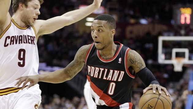I díky Damianu Lillardovi (vpravo) dobyl Portland palubovku Clevelandu. I díky Damianu Lillardovi (vpravo) dobyl Portland palubovku Clevelandu.