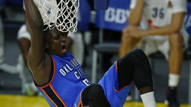 Basketbalista Oklahomy City Thunder Victor Oladipo smečuje v utkání s Realem Madrid. Basketbalista Oklahomy City Thunder Victor Oladipo smečuje v utkání s Realem Madrid.