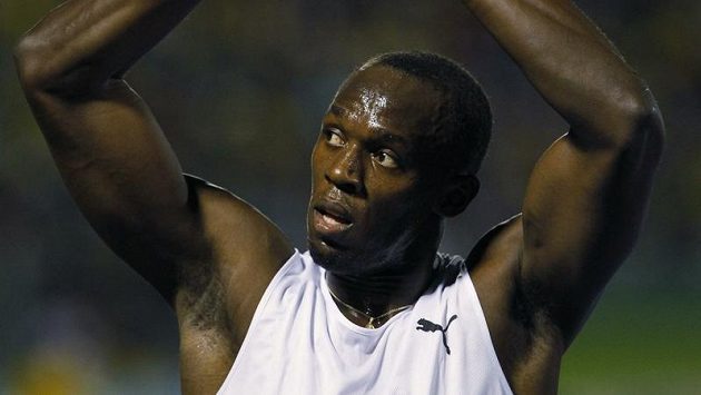 Jamajský sprinter Usain Bolt po závodě v Kingstonu. Jamajský sprinter Usain Bolt po závodě v Kingstonu.