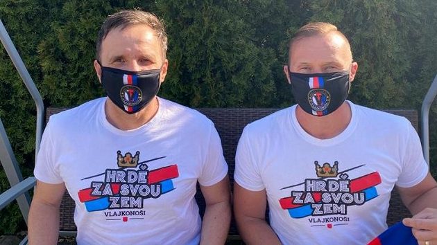 Trenér fotbalové reprezentace do 21 let Karel Krejčí (vlevo) s manažerem Lvíčat Tomášem Zápotočným děkují Vlajkonošům, skupině fanoušků, která tým při utkáních mocně podporuje. Trenér fotbalové reprezentace do 21 let Karel Krejčí (vlevo) s manažerem Lvíčat Tomášem Zápotočným děkují Vlajkonošům, skupině fanoušků, která tým při utkáních mocně podporuje.