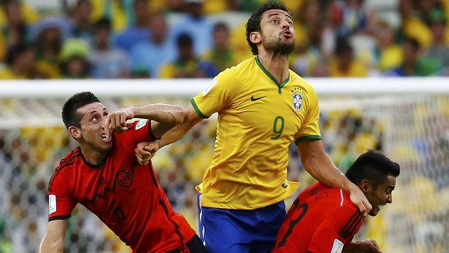 Brazilský útočník Fred v hlavičkovém souboji s Hectorem Herrerou a Josém Juanem Vazquézem (vpravo) z Mexika. Brazilský útočník Fred v hlavičkovém souboji s Hectorem Herrerou a Josém Juanem Vazquézem (vpravo) z Mexika.