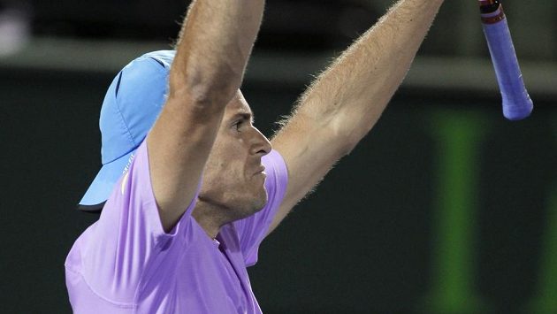 Německý tenista Tommy Haas se raduje po vítězství nad Srbem Novakem Djokovičem. Německý tenista Tommy Haas se raduje po vítězství nad Srbem Novakem Djokovičem.