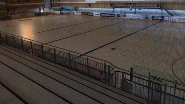 Ledová plocha v Kristiansandu, kde se body pro vhazování přesunuly ze středního do útočného pásma. Ledová plocha v Kristiansandu, kde se body pro vhazování přesunuly ze středního do útočného pásma.