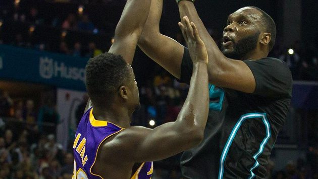 Basketbalista Charlotte Al Jefferson (vpravo) v zápase proti Los Angeles Lakers. Basketbalista Charlotte Al Jefferson (vpravo) v zápase proti Los Angeles Lakers.