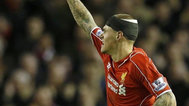 Obránce Liverpoolu Martin Škrtěl zdraví fanoušky Liverpoolu po konci zápasu s Arsenalem. Obránce Liverpoolu Martin Škrtěl zdraví fanoušky Liverpoolu po konci zápasu s Arsenalem.