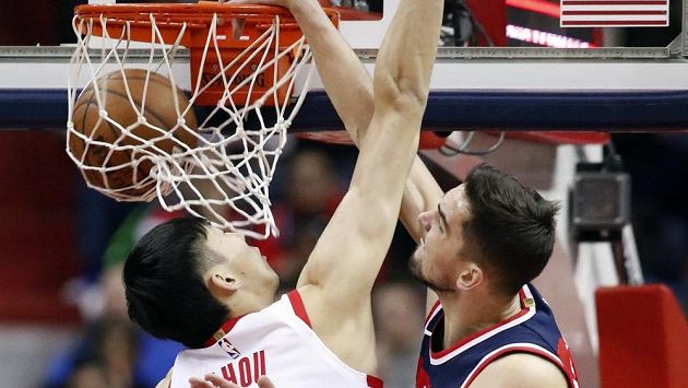 Tomáš Satoranský (vpravo) zakončuje do koše Houstonu, brání ho Zhou Qi. Tomáš Satoranský (vpravo) zakončuje do koše Houstonu, brání ho Zhou Qi.