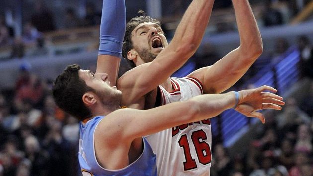 Basketbalista Chicago Pau Gasol (vpravo) se snaží prosadit přes Jusufa Nurkiče z Denveru. Basketbalista Chicago Pau Gasol (vpravo) se snaží prosadit přes Jusufa Nurkiče z Denveru.