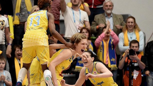 Basketbalistky USK Praha (zleva) Danielle Robinsonová, Jana Veselá a Sonja Petrovičová oslavují vítězství ve finále Final Four nad Jekatěrinburgem. Basketbalistky USK Praha (zleva) Danielle Robinsonová, Jana Veselá a Sonja Petrovičová oslavují vítězství ve finále Final Four nad Jekatěrinburgem.