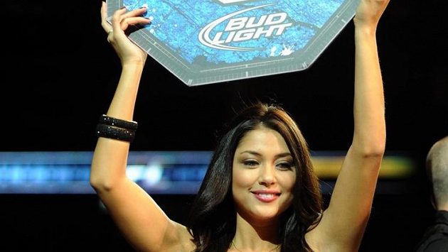 Kráska Arianny Celeste sice v oktagonu či ringu nosí jen čísla po skončení kola, ale její honoráře jsou obrovské a vydělala už milión dolarů. Kráska Arianny Celeste sice v oktagonu či ringu nosí jen čísla po skončení kola, ale její honoráře jsou obrovské a vydělala už milión dolarů.