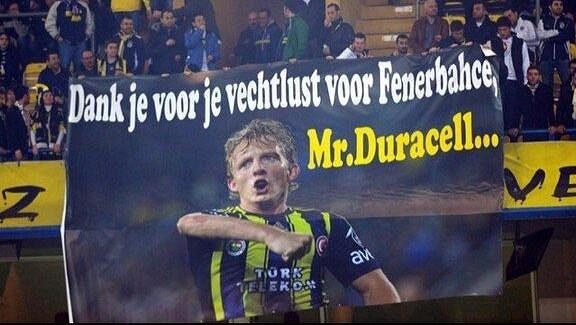 Fanoušci Dirka Kuijta zbožňují. "Děkujeme, že bojuješ za Fenerbahce," stojí na plakátě s obří podobiznou nizozemského útočníka. Fanoušci Dirka Kuijta zbožňují. "Děkujeme, že bojuješ za Fenerbahce," stojí na plakátě s obří podobiznou nizozemského útočníka.
