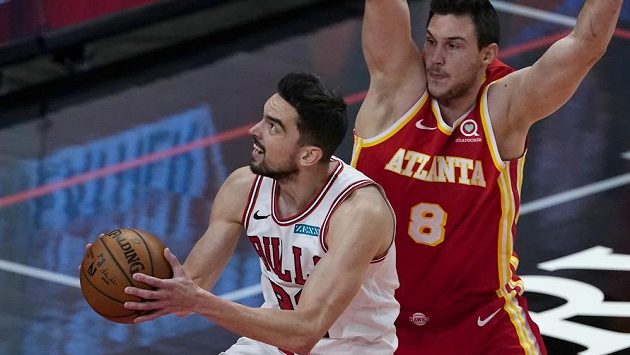 Tomáš Satoranský při pokusu vstřelit koš v zápase proti Atlantě Tomáš Satoranský při pokusu vstřelit koš v zápase proti Atlantě
