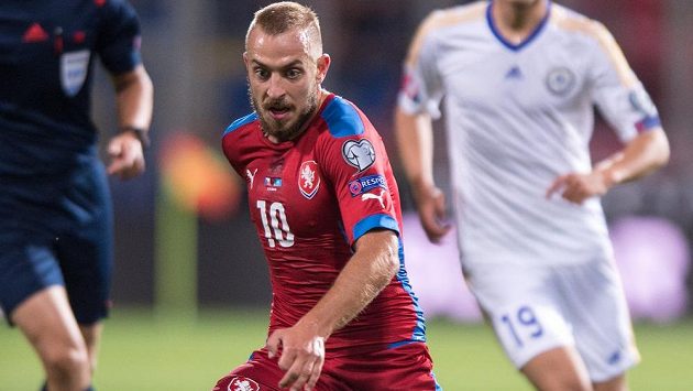 Jiří Skalák (č. 10) v kvalifikačním utkání proti Kazachstánu. Jiří Skalák (č. 10) v kvalifikačním utkání proti Kazachstánu.