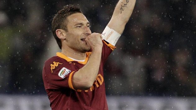 Kapitán AS Řím Francesco Totti oslavuje svůj gól proti Parmě. Kapitán AS Řím Francesco Totti oslavuje svůj gól proti Parmě.
